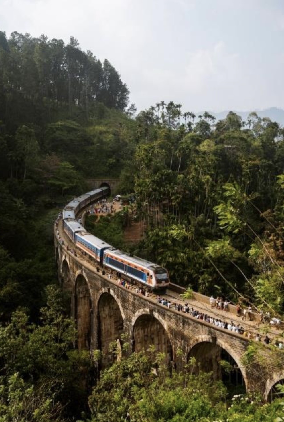 Tren cruzando el Nine Arch Bridge