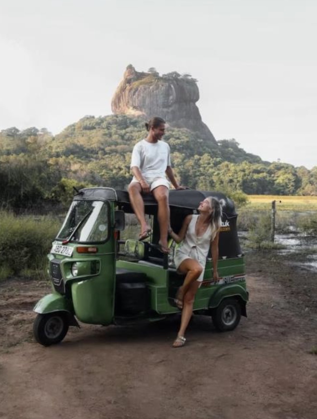 Roca de Sigiriya en tuk-tuk