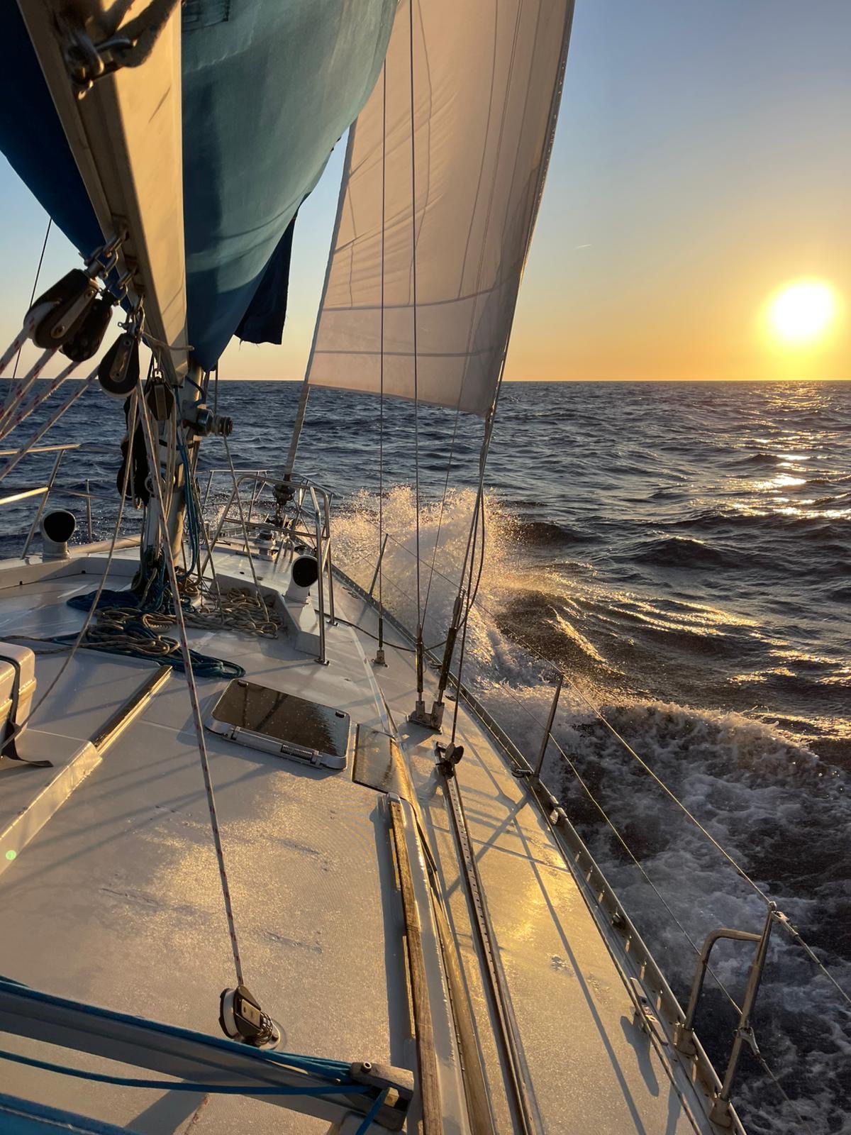 Velero al atardecer en alta mar