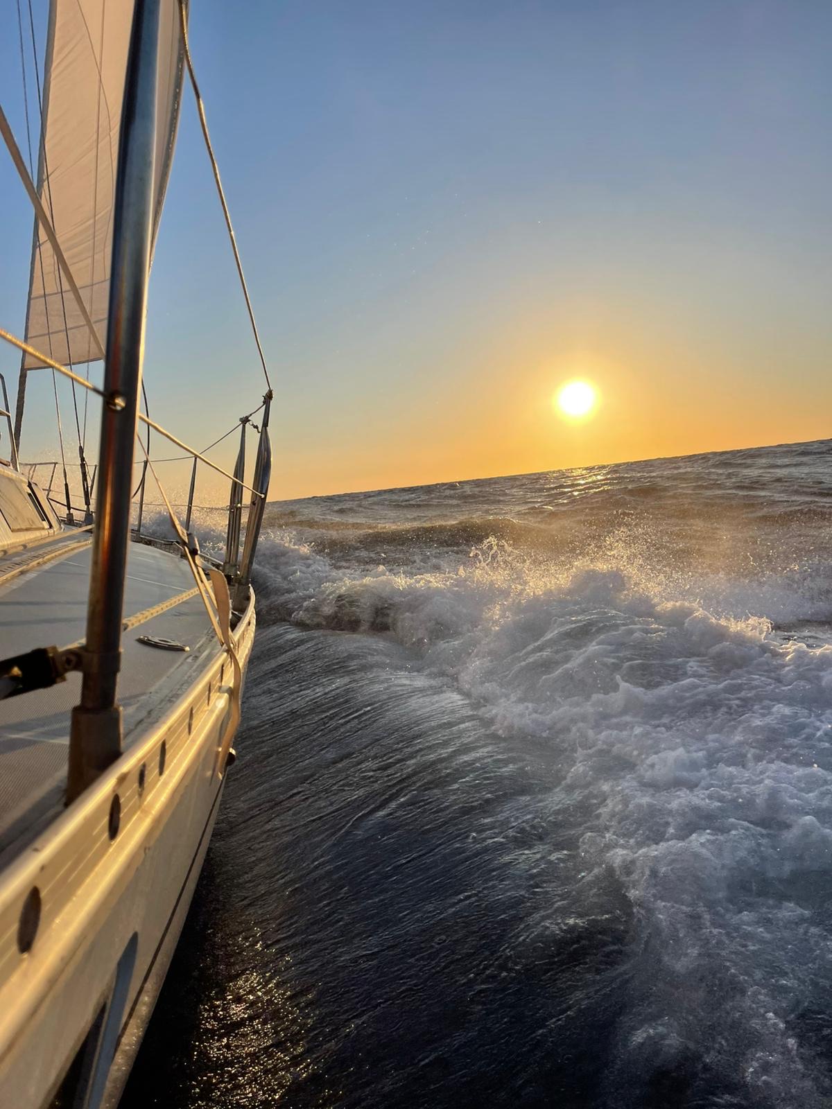 Estela del velero al ocaso